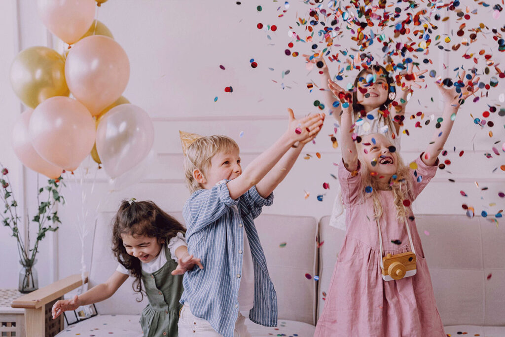 Kinder feiern fröhlich mit Konfetti, Ballondekoration und Cake Topper - stilvolle Partydekoration in München
