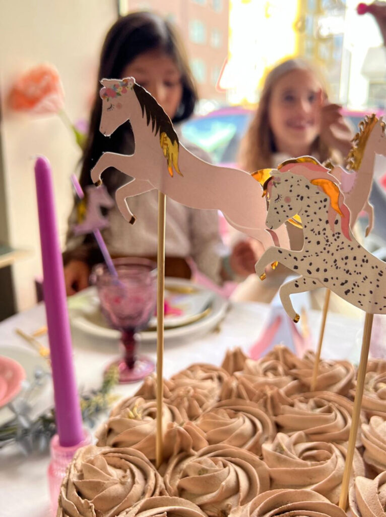 Pferde Geburtstag mit Cake Toppern und Ballondekoration - kreative Partydeko von YaJubox in München