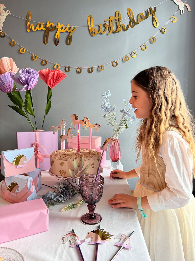 Pferde Geburtstag mit Torte, Cake Toppern, Girlande und liebevoll dekoriertem Geschenketisch - kreative Partydeko von YaJuBox in München
