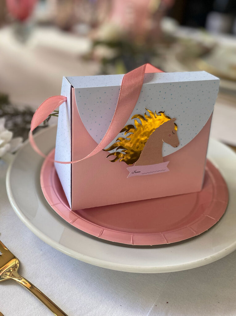 Geschenkbox mit goldenem Pferde Pferdekopf, rosa Schleife und festlicher Tischdekoration für Pferde Geburtstag - YaJubox Partydeko in München