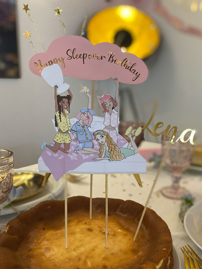 Cake Topper "Happy Sleepover Birthday" auf Torte - individuelle Partydekoration von YaJuBox für Sleepover Geburtstag in München