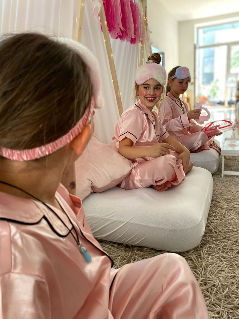 Mädchen bei einer Sleepover Pyjama-Party mit Ballondekoration und Zelten - dekoriert von YaJuBox in München