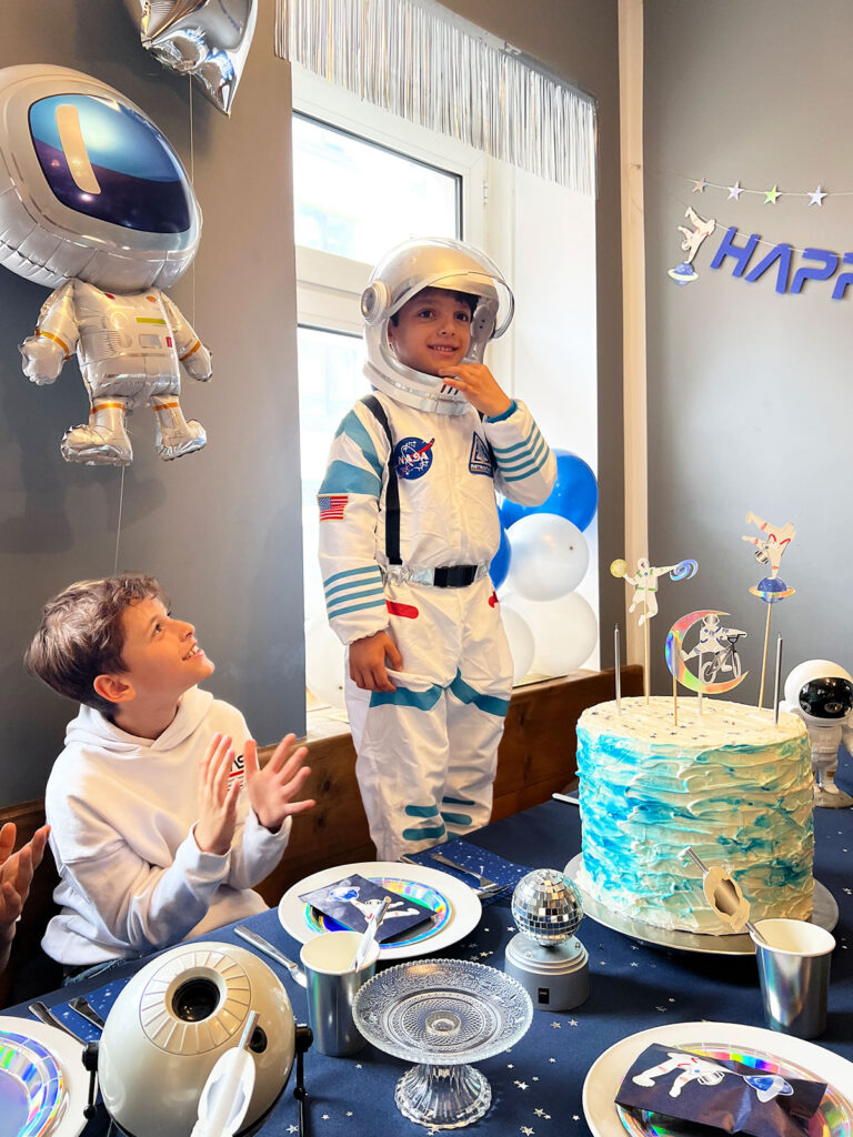 Weltraum Geburtstag mit Astronauten-Kostümen, dekorierter Torte mit Cake Topper und Ballondekoration - gestaltet von YaJuBox in München