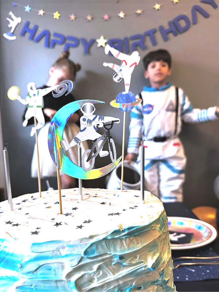 Weltraum Geburtstag mit Cake Topper Astronaut, Ballondekoration und Geburstagskuchen - dekoriert von YaJuBox in München