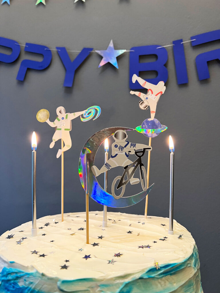 Torte mit Astronaut Cake Topper, Kerzen und Weltraum Geburtstagsdeko - gestaltet von YaJuBox in München